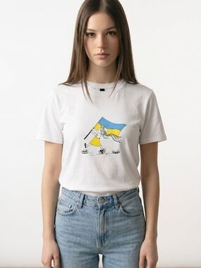 Source Unknown White Short Sleeve Tee with Blue and Yellow Graphic